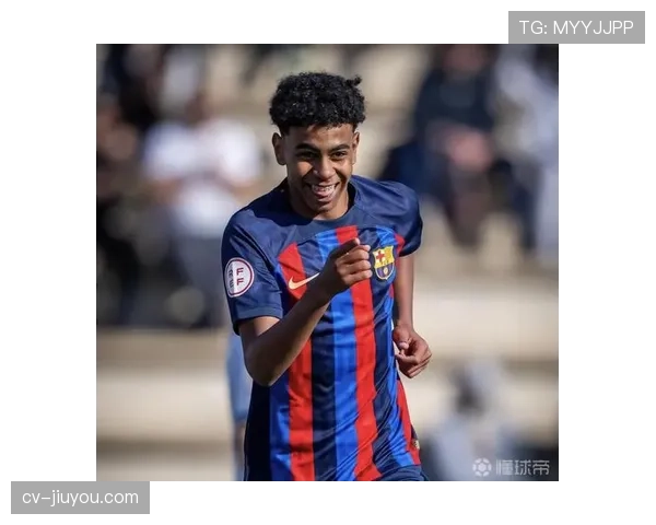 特写：巴萨小将亚马尔首次入选西班牙成年国家队